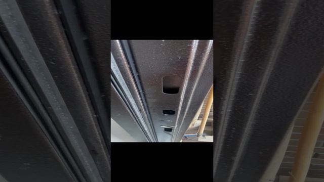 МАГНИТНЫЙ УПЛОТНИТЕЛЬ НА ВХОДНОЙ ДВЕРИ.