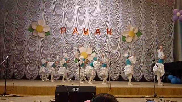 Девочки на празднике Наурыз танцуют Казахский танец/ Танцы для детей смотреть онлайн