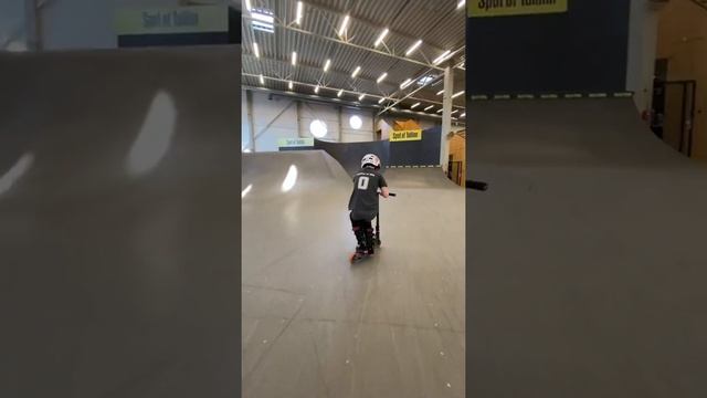 БАРТВИСТ НА САМОКАТЕ НА РАЗНЫХ ФИГУРАХ #трюкинасамокате #scootering смотреть онлайн