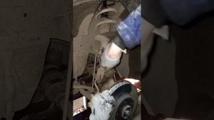 замена передних амортизаторов Renault Duster