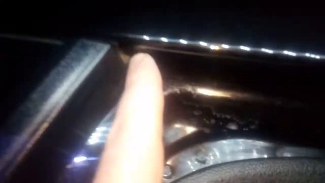 Протирает краску на авто.