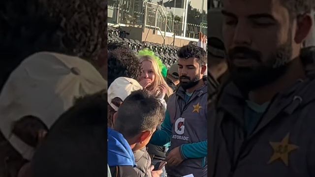 Shadab Khan ignored the Kiwi girl who said “I Love you” to him #shadabkhan #pakistan #newzealand смотреть онлайн