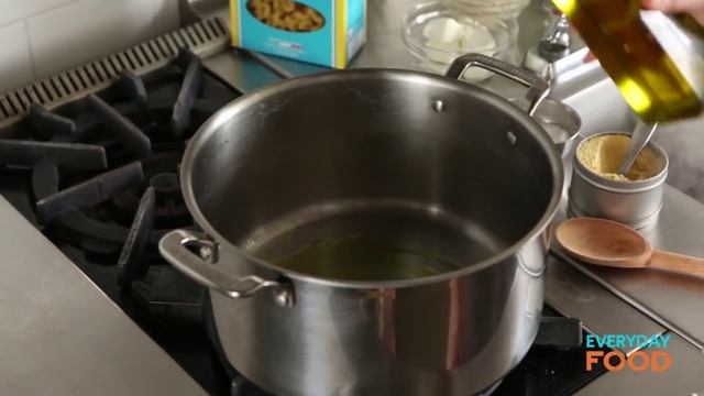 Mac and Cheese Recipe - Lighter Three-Cheese Mac - Everyday Food with Sarah Carey смотреть онлайн