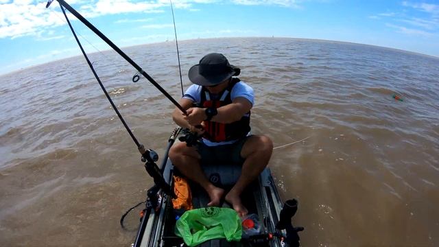 MINI KAYAK CON MOTOR 2.5 HP - Test del Feelfree LURE 11.5 y Sorpresa al Final смотреть онлайн