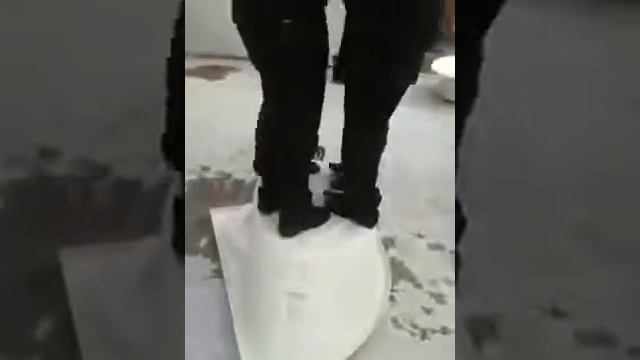 Проверка прочности акриловых ванн Артель Пласт. Нагрузка более 300 кг (www.santehimport.com) смотреть онлайн