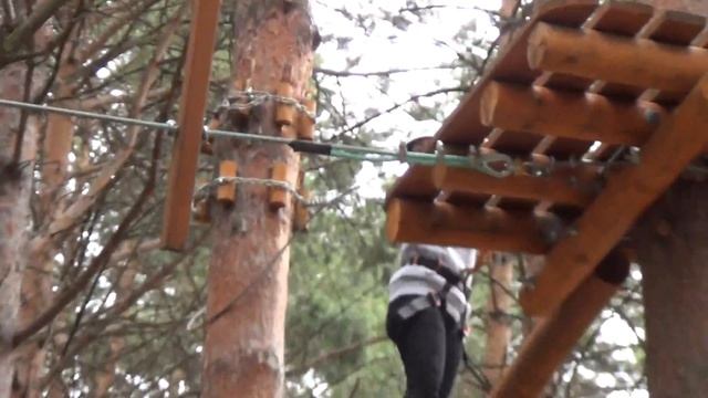 Веревочный городок - Девушка боится дальше идти. смотреть онлайн