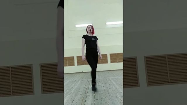 Учим основной шаг Ча-ча-ча, поворот смотреть онлайн