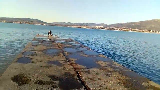 Геленджик. 13 декабря 2017г. Люди загорают и купаются на пляже Кемпински. смотреть онлайн