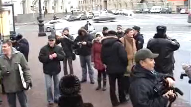 Несогласованный пикет в СПб! Люди приковались наручниками рядом с администрацией смотреть онлайн