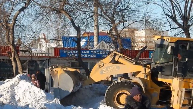 вывоз снега на пл. МЕТАЛЛУРГОВ В КОМСОМОЛЬСКЕ смотреть онлайн