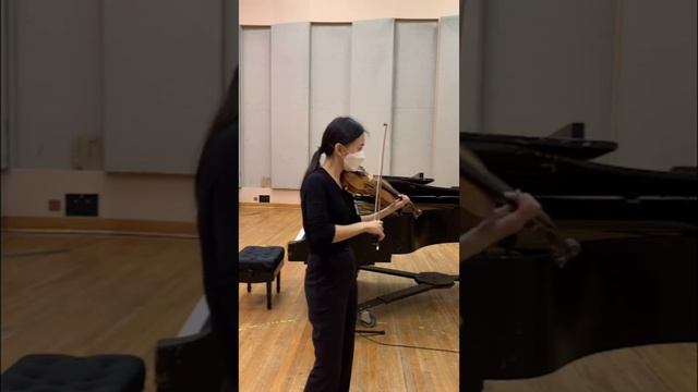 J. S. Bach Sonata for Violin Solo No. 1 in g minor - Adagio, Fuga смотреть онлайн