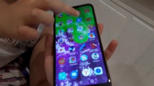 Девочка делает обзор на Iphone X