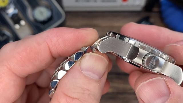 Pearl-licious! UGLY Watch Co. 100m GMT Sport Diver Review смотреть онлайн