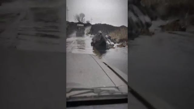 БРЭМ-1 и голландский бронетранспортер YPR-765 ВСУ, подбитые под Бахмутом. Техника буквально тонет в смотреть онлайн