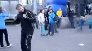 чувак заразительно танцует на детском празднике