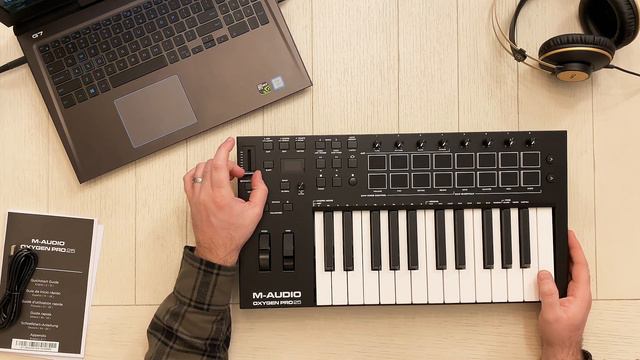 M-Audio Oxygen Pro 25 - Unboxing and First Look - USB/MIDI Keyboard Controller смотреть онлайн