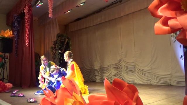 Песня Радхарани, узнавшей, что Кришна с другой гопи смотреть онлайн