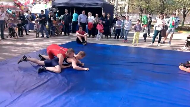 The guys showed excellent techniques of freestyle wrestling on the street. смотреть онлайн