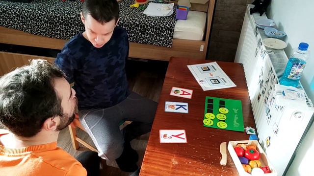 Розрізняє звуки букв на слух Учим буквы Рецептивная речь Слух C смотреть онлайн