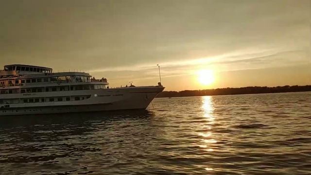 Теплоход А.Суворов уходит из Самары. смотреть онлайн