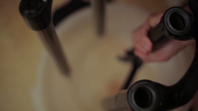 Как согнать вилку RockShox Sektor Solo Air (How To Drive Away Fork RockShox Sektor)