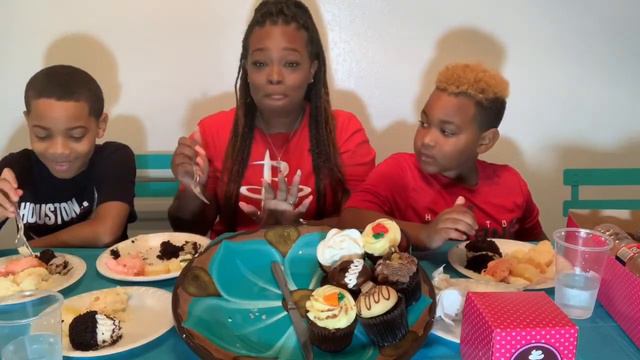 Cupcake tasting with the boys! смотреть онлайн