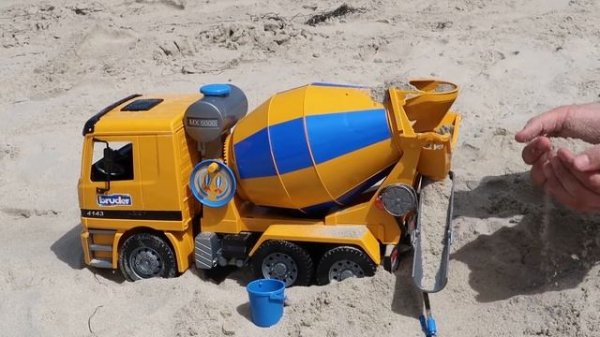 Игрушка BRUDER Бетономешалка MAN Bruder брюдер. Спецтехника