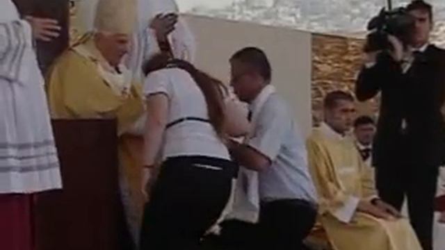 Арабская певица целует туфлю Папы Римского смотреть онлайн