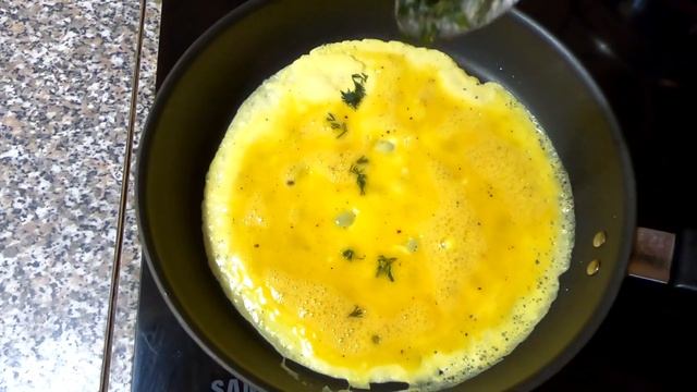 Быстрый завтрак за 5 минут. Омлет сливочный с сыром и колбаской смотреть онлайн