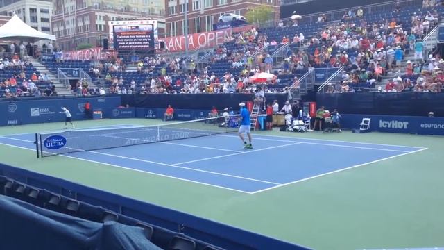 John Isner volleying with Dudi Sela prior to 2014 BB&T Atlanta Open смотреть онлайн