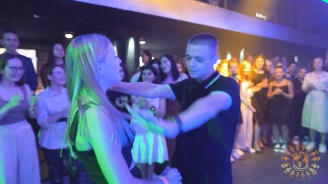 Выпускной для 9-х классов 2020 в клубе Lookin Rooms! смотреть онлайн