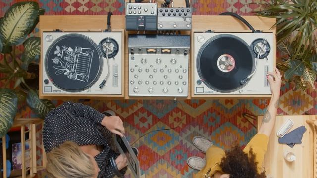 A History of 80s European New Wave and Synth Pop with Daisybelle & Carly Foxx смотреть онлайн