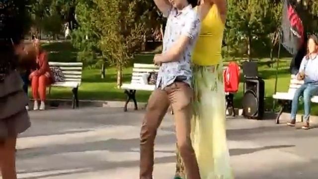 Зажигательный танец в омском парке смотреть онлайн