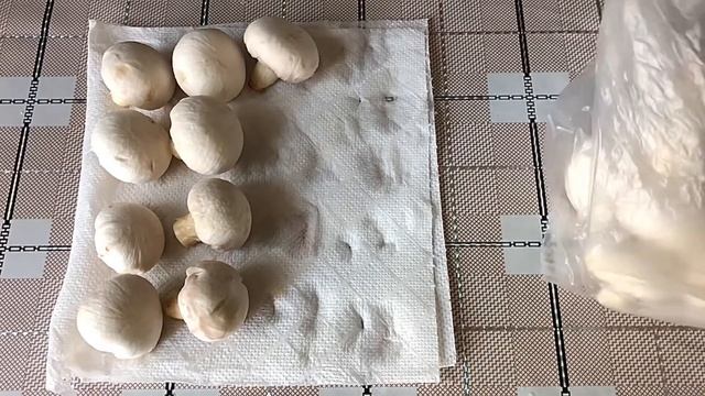 Печериці на мангалі. Як смачно замаринувати печериці для шашлику. Печериці. Гриби. Гриби на мангалі смотреть онлайн