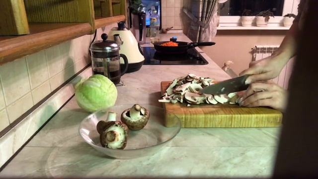 Быстрый ужин! Блюдо из рыбы! Треска в духовке и тушеная капуста с королевскими шампиньонами! смотреть онлайн