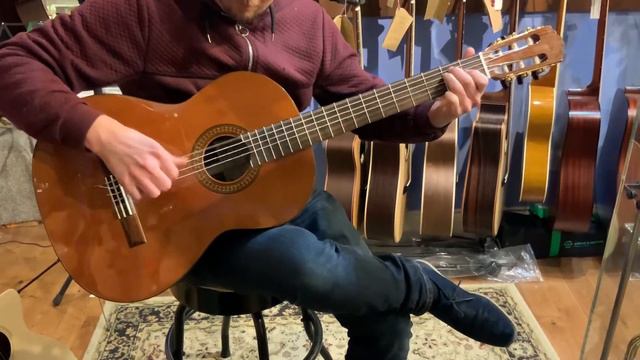 Salvador Cortez CC-60-BA Baritone nylon string guitar смотреть онлайн