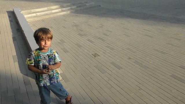 Езда на самокате.Даня Люба делят самокат. смотреть онлайн