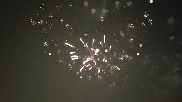 Салют в честь Дня Победы в городе Екатеринбурге смотреть онлайн