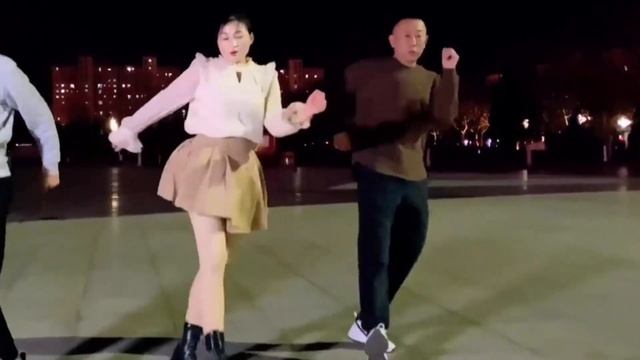 ??青青美女教位大哥鬼步舞??《从此心里永远有个你》?跳得轻松自在? смотреть онлайн