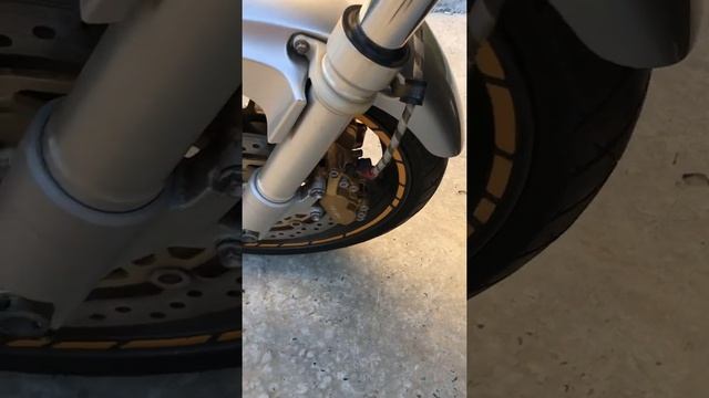 Здрасвуйте продаю самый удобный надежный и не затратный мотоцикл Honda cb400sf смотреть онлайн