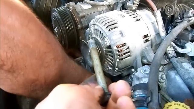 COMO CAMBIAR LA BOMBA DE AGUA DE TU AUTO (JEEP LIBERTY 2002) смотреть онлайн