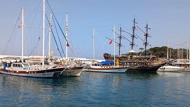 Порт Кемера вид с моря красный и зеленый маяк яхты и кораблики в бухте смотреть онлайн