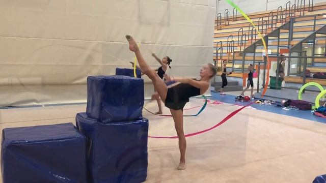Сборы в Израиле по художественной гимнастике с Екатериной Пирожковой. Растяжка. Элементы. ОФП смотреть онлайн
