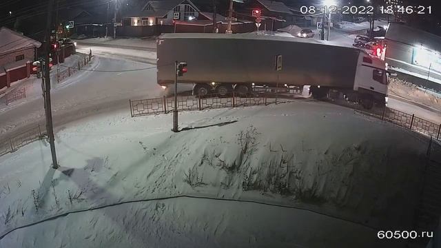 В Усть-Куте водитель фуры снес дорожное ограждение смотреть онлайн