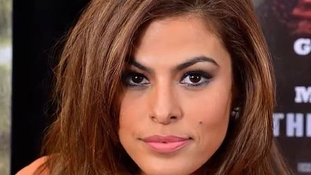 Известная актриса Ева Мендес стеснялась своей внешности. смотреть онлайн