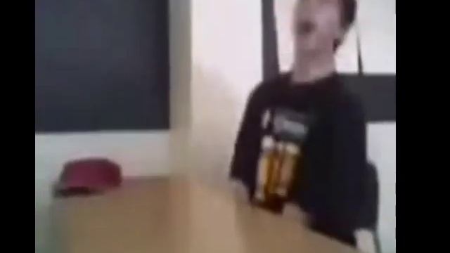 пацан кричит и бьётся головой об парту смотреть онлайн