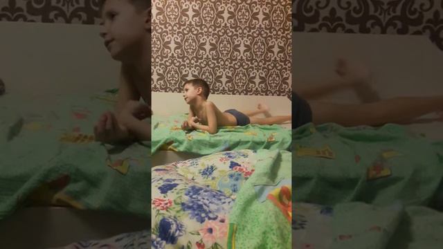Кто же меня бьёт!? Брат и сестра играют. смотреть онлайн