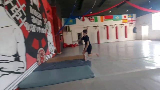 Учусь делать боковое сальто от стены . Внутреннее боковое Wall side flip tutorial. смотреть онлайн