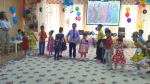 Танец с малышами на выпускном.