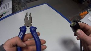 Как выкрутить патрон из цоколя, Лампочку если она лопнула.?